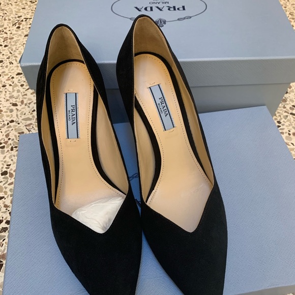 New in box Prada scalloped suede pumps in black - Picture 6 of 9